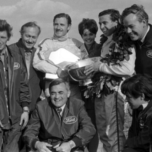 Watkins Glen  : l'équipe victorieuse autour de Ken Duckwort Watkins Glen  : l'équipe victorieuse autour de Ken Duckwort